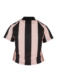 Polo majica s kratkimi rokavi, ki ima izmenične črne in svetlo roza navpične črte, z diskretnim vzorcem in črnim ovratnikom.