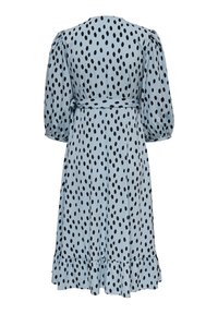 Robe à manches courtes bleu clair à pois noirs, avec ourlet volanté et ceinture ajustée à la taille, confectionnée dans un tissu lisse à la coupe fluide.