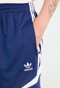 adidas Originals ARCHIVE - Teplákové kalhoty - dark blue/white