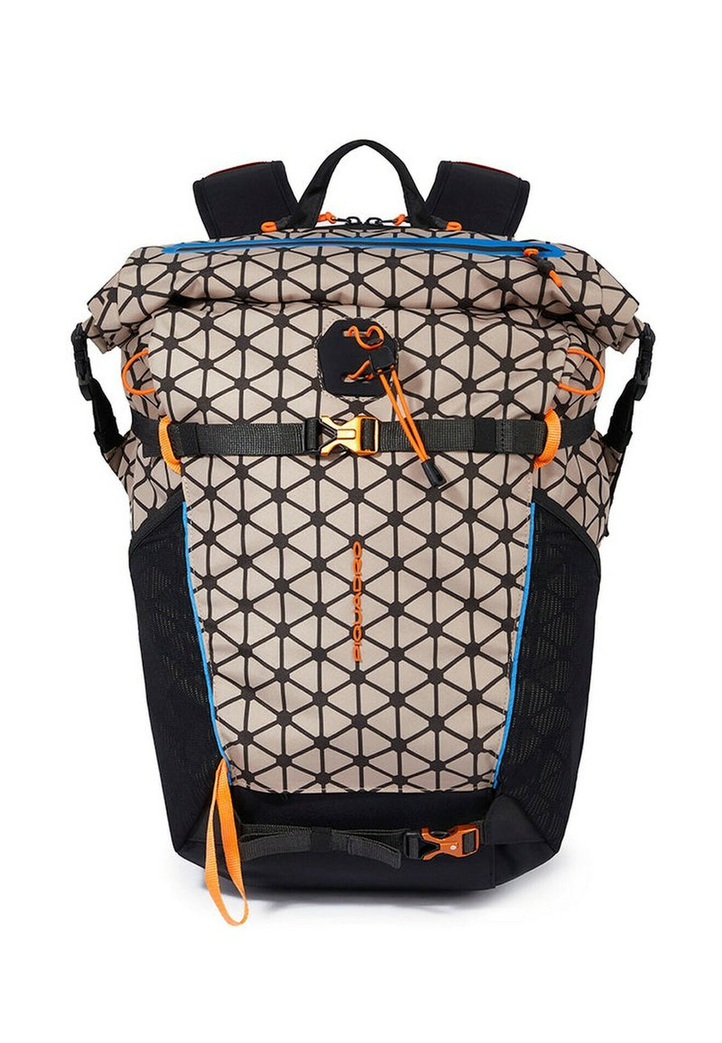 Zaino con motivo geometrico beige e nero, dettagli arancioni, chiusura a rotolo, spallacci regolabili e tasche laterali in rete.