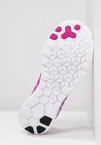 Podešev boty se šestiúhelníkovým vzorem v bílé barvě s růžovými a černými akcenty. Texturovaný povrch pro lepší přilnavost a trakci.
