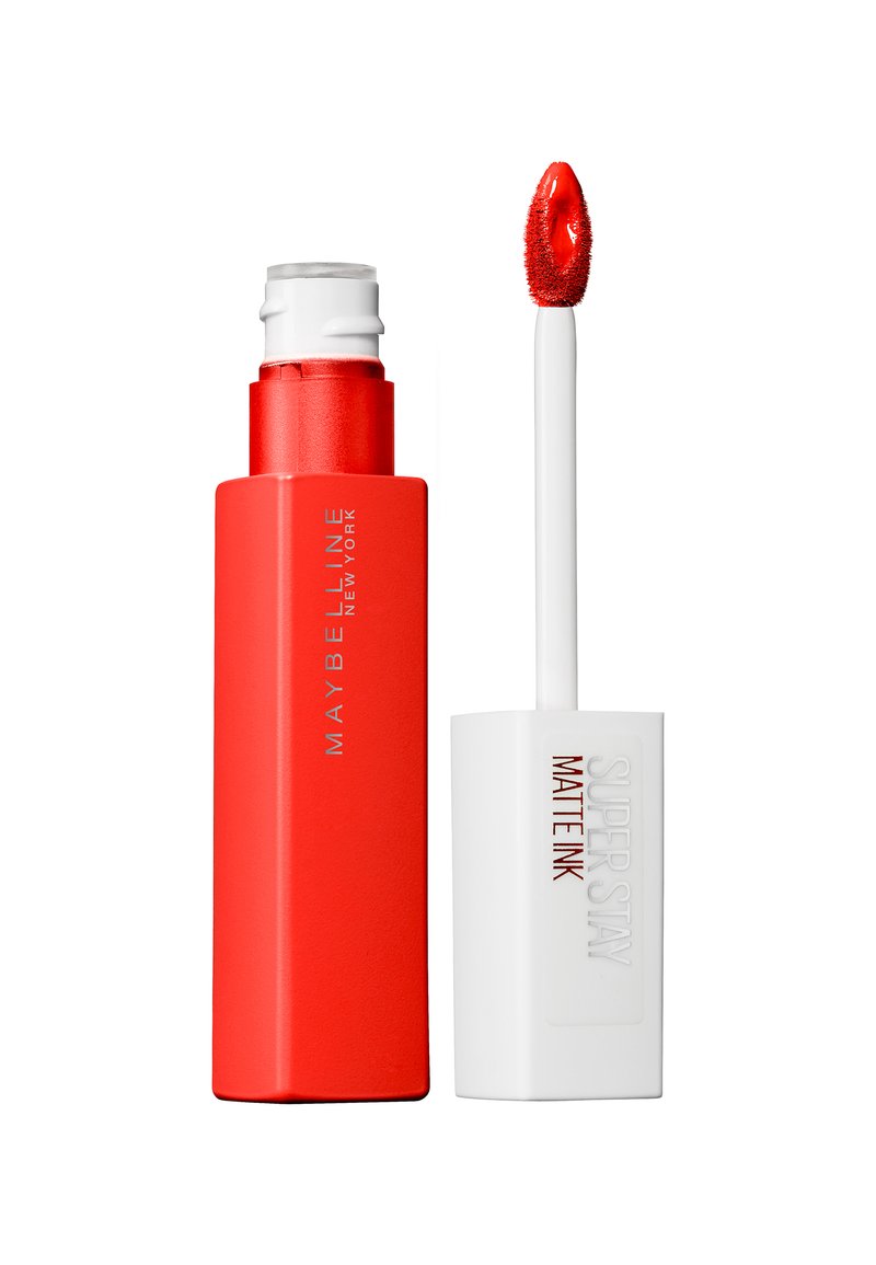 Rossetto Maybelline Super Stay Matte Ink in un tubo rettangolare rosso con applicatore bianco. L'applicatore presenta una punta in feltro per un'applicazione precisa.
