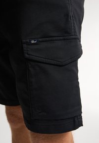 Zwarte cargoshorts van stof, met een zijvak met een gestikt klepje, een omgeslagen zoom en een klein logo-label.