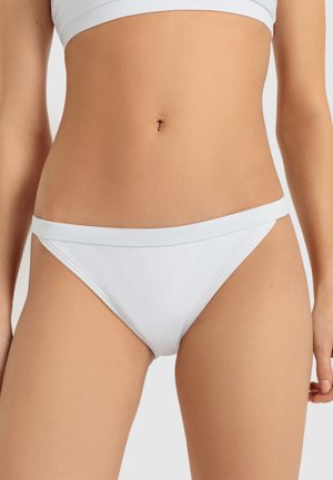 Fehér bikini alsó, sima textúrával, keskeny derékpánttal és minimalista dizájnnal. Az anyagnak rugalmasnak és testhez simulónak látszik.