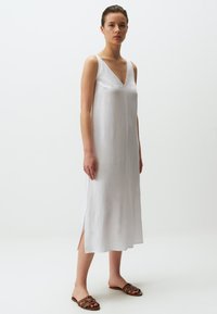 Jimmy Key V NECK SLEEVELESS MIDI - Freizeitkleid - white