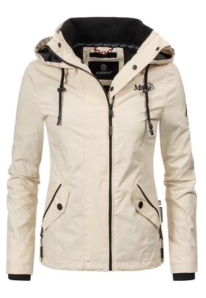 Beżowa kurtka z kapturem z czarnymi ściągaczami, zamkiem z przodu, kieszeniami na patki zapinanymi na guziki oraz czarną podszewką kołnierza od środka.