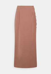 Brun midiklänning i slät tyg med en rak design, sidoknäppning och diskreta plisseringar för extra detalj.