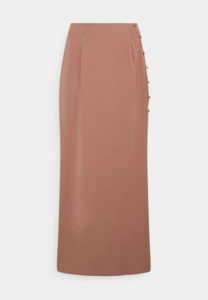 Falda midi marrón hecha de tela suave, con un diseño recto, cierre de botón lateral y pliegues sutiles para un detalle adicional.