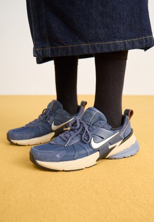 V2K RUN  - Trainers - thunder blue/chrome/carbon/black/sanddrift
