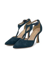 Scarpe con tacco alto in suede verde scuro, con punte appuntite, design con cinturino a T e accenti decorativi di gemme sul cinturino alla caviglia.