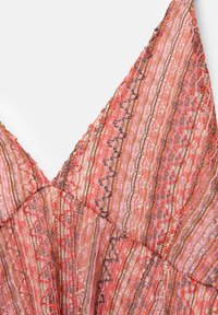 Maxi-Kleid mit V-Ausschnitt, geschichtetem pinkem und korallenfarbenem, transparentem Stoff sowie aufwendigen Nähten in Gold- und Brauntönen.