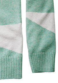 Grüne und weiße gestreifte Strickpulloverärmel mit einem gerippten Bündchen, das eine weiche Textur und gewinkelte Farbblockmuster aufweist.