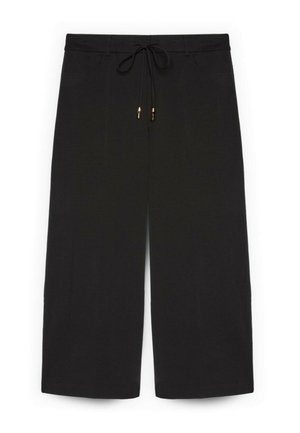 Czarne szerokie, krótkie spodnie z ściągaczem w pasie i szlufkami na pasek, zakończone metalowymi końcówkami sznurka.