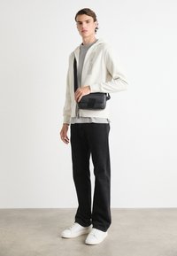 Calvin Klein HORIZONTAL LOGO ZIP THRU HOODIE - Mikina so zipsom - silver birch