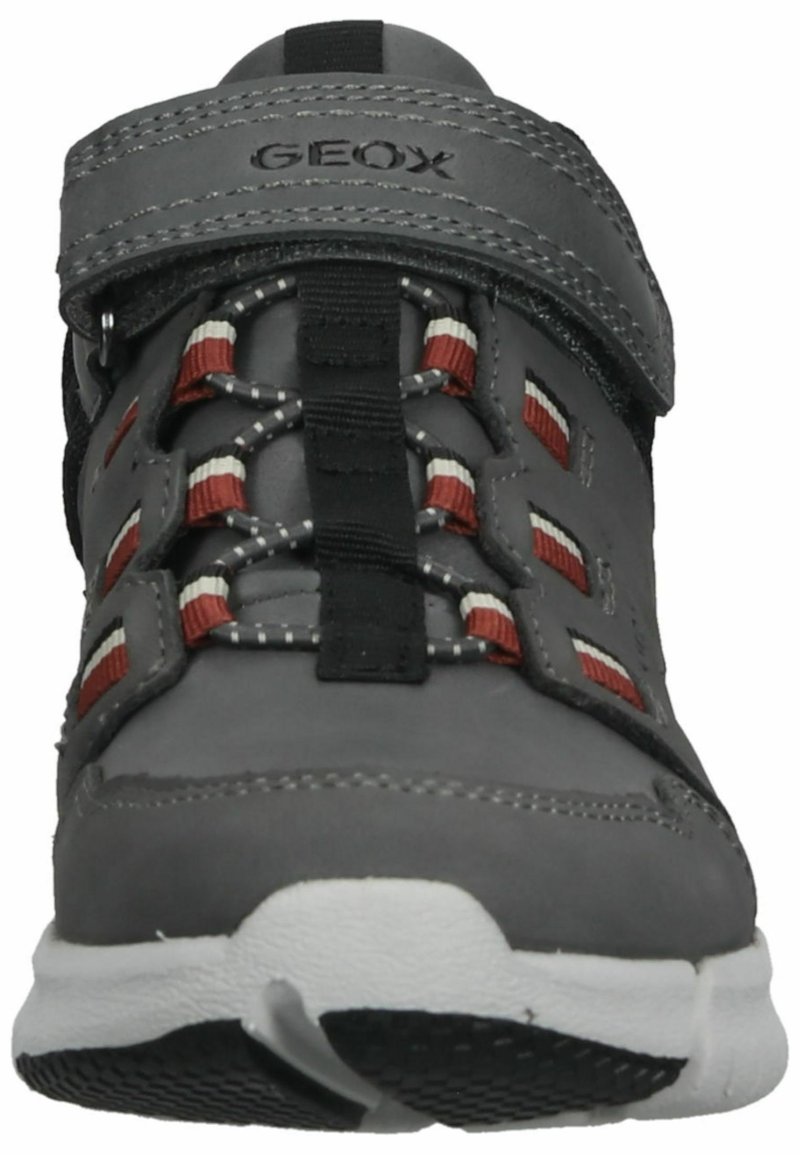 Szare buty GEOX o solidnej konstrukcji, z dodatkowymi czerwonymi i białymi sznurówkami oraz paskiem na rzepy dla łatwej regulacji; teksturowana podeszwa.