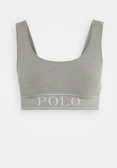 Bralette cinza com nervuras, com alças largas e um logo "POLO" branco na faixa elástica. Textura suave e design ajustado.