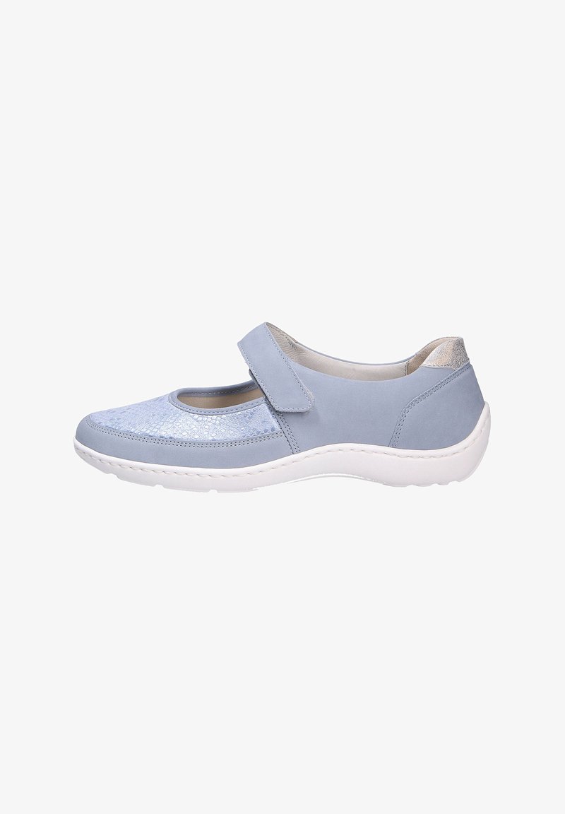 Chaussure Mary Jane bleu clair en cuir et matériaux synthétiques, présentant un avant texturé, une sangle à scratch et une semelle en caoutchouc blanche.