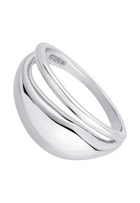 Anillo de plata con un diseño curvado y un acabado pulido. Incluye dos bandas entrelazadas, creando una forma fluida y una textura suave.