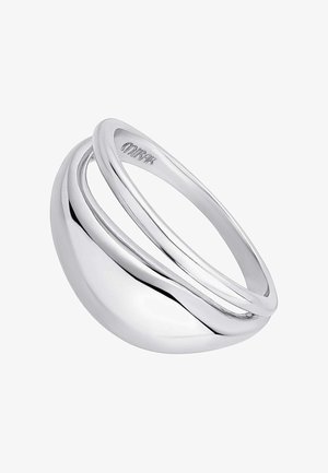 Anillo de plata con un diseño curvado y un acabado pulido. Incluye dos bandas entrelazadas, creando una forma fluida y una textura suave.