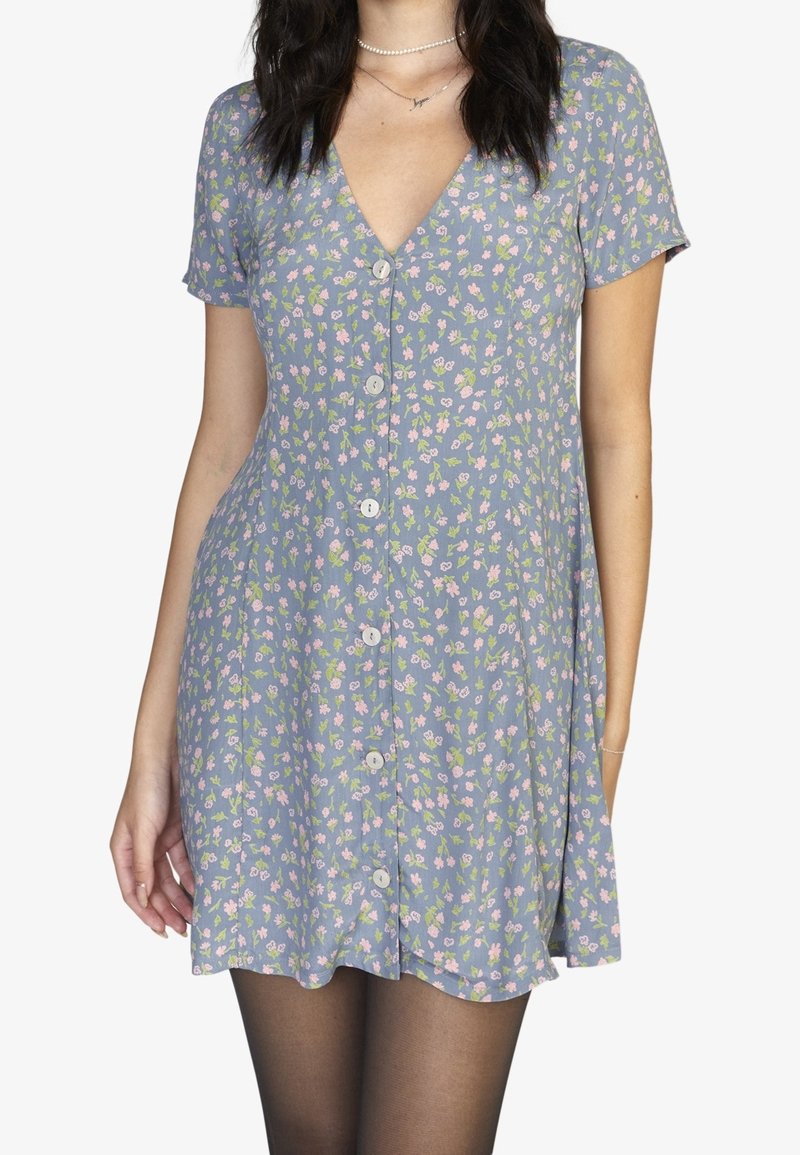 Blumenkleid aus hellblauem Stoff mit kurzen Ärmeln, V-Ausschnitt und Knopfleiste. Verziert mit kleinen rosa und grünen Blumenmustern.