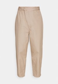 Pantalon beige fuselé avec ceinture élastique, fermeture par bouton et passants pour ceinture, présenté sur un fond blanc.