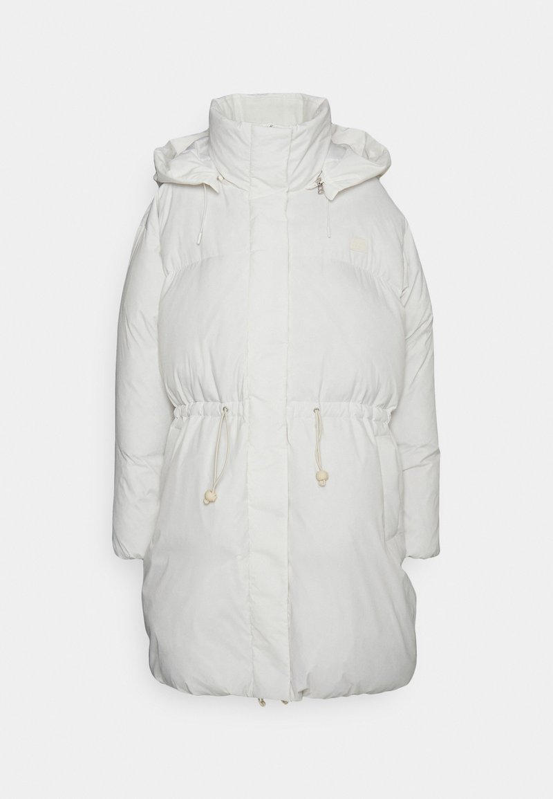 Abrigo acolchado blanco con un alto cuello y capucha. Cuenta con cintura ajustable, bolsillos laterales y una textura suave. Diseño suave y minimalista.