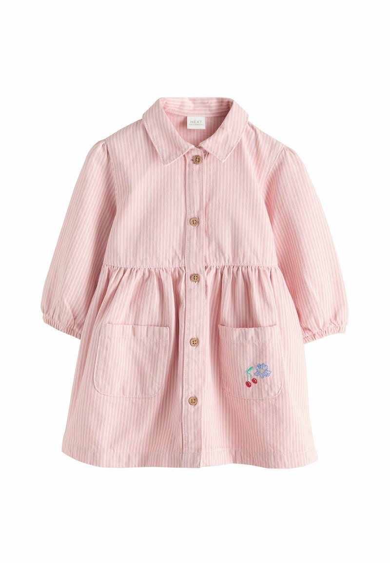 Jasnoróżowa sukienka w paski z kołnierzykiem, drewnianymi guzikami, elastycznymi bufkami oraz dwiema przednimi kieszeniami z haftem kwiatowym.