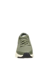 Zapatilla deportiva verde con parte superior de malla y acentos sintéticos lisos. Diseño con cordones, cuello acolchado y suela de goma con banda negra.