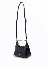 Sac à main en cuir noir avec sangle réglable, fermeture éclair dorée, petite poignée haute et logo doré "RAID" sur le devant sur fond blanc.