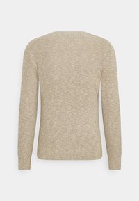 Pull en maille beige à manches longues et col rond, vu de dos sur fond blanc.