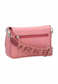 Bolso cruzado de cuero rosa con acabado texturizado, bolsillo con cremallera y correa ajustable que presenta el nombre de la marca. Acentos en hardware plateado.