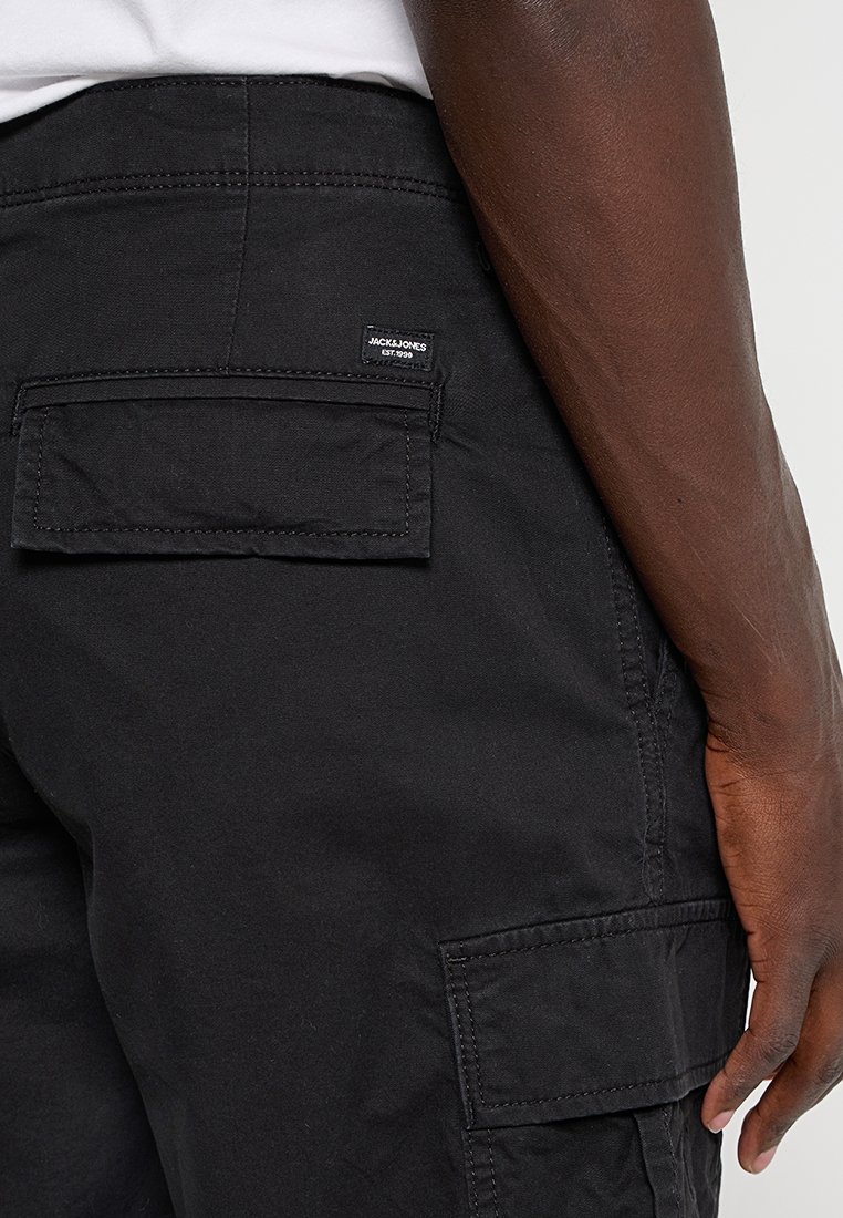 Schwarze Cargo-Shorts aus Baumwolle mit zwei Gesäßtaschen, genähten Details und einem kleinen Logosticker in der Nähe des Bundes.