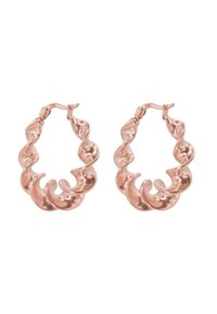 Boucles d'oreilles créoles en or rose avec un design ondulé et texturé. Les boucles d'oreilles disposent d'un fermoir sécurisé et d'une finition brillante, mettant en valeur leur forme sculpturale.
