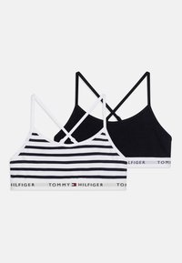 Dvije Tommy Hilfiger bralette: jedna crna, a druga bijela s mornarskim prugama. Obe imaju tanke naramenice i elastičnu traku s brendom.