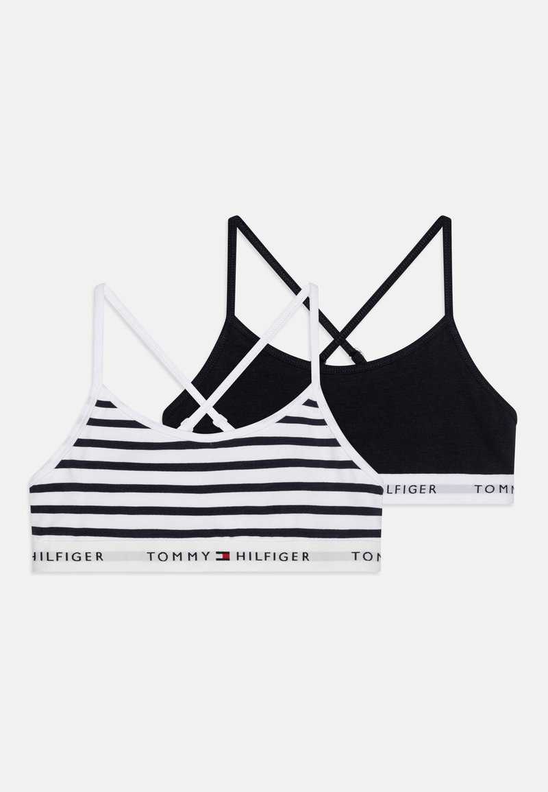 Dvije Tommy Hilfiger bralette: jedna crna, a druga bijela s mornarskim prugama. Obe imaju tanke naramenice i elastičnu traku s brendom.