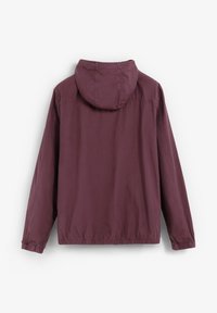 Burgundy hættejakke med elastiske manchetter og kant, der har en glat overflade og en afslappet pasform. Ingen synlig hardware eller mønstre.