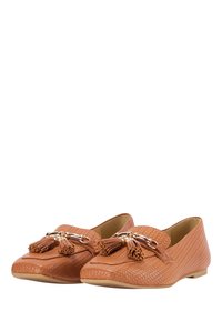 Brune vævede læder loafers med kvastdetaljer og detaljer i gyldent metal. Flad sål og rund tådesign, egnet til afslappet brug.