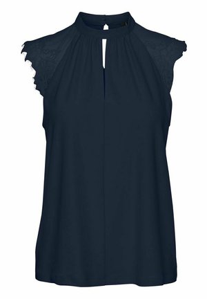 Tums zilas bezpiedurkņu blūze ar augstu apkakli, mežģīņu detaļām uz pleciem, atslēgas formas izgriezumu priekšā un brīvu piegriezumu. Vienmērīga auduma tekstūra.