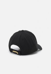 Boné de basebol preto com uma coroa arredondada e pala curva. A parte de trás possui uma fita ajustável com "PIRATES" bordado em amarelo.