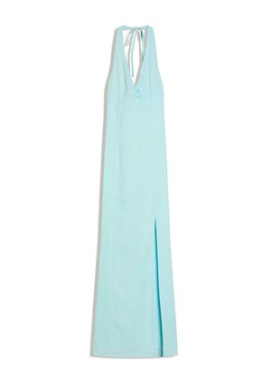 Hellblaues Maxi-Kleid mit Neckholder, tiefem V-Ausschnitt, Bindeschluss und Schlitz vorne vor weißem Hintergrund.