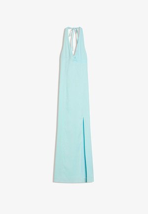 Hellblaues Maxi-Kleid mit Neckholder, tiefem V-Ausschnitt, Bindeschluss und Schlitz vorne vor weißem Hintergrund.