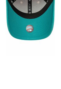 Teal Baseballkappe mit schwarzem Schirm; auf der Innenseite des Schirms befindet sich ein gesticktes rotes und weißes Baseball-Motiv.