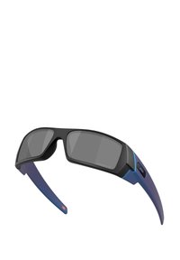 Occhiali da sole sportivi con montatura nera e lenti scure, dotati di accenti blu e di un braccio testurizzato per una migliore presa. Include un pulsante sul lato.
