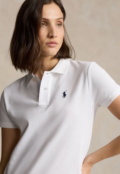 Λευκό πόλο μπλουζάκι από βαμβάκι, με κουμπωτό άνοιγμα και μικρό ναυτικό λογότυπο στο αριστερό στήθος. Μαλακή υφή με κλασική εφαρμογή.