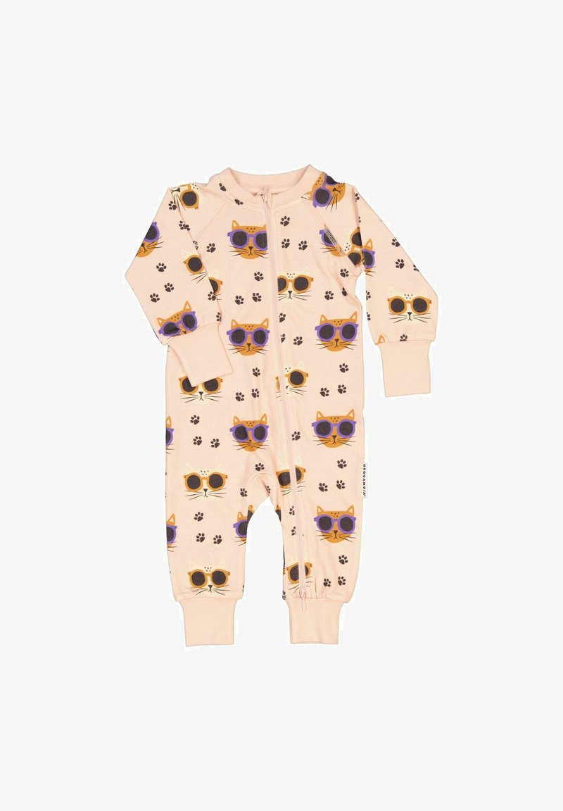 Lyserød heldragt med et gentaget mønster af gule katte med lilla solbriller og sorte poteaftryk, lavet af blødt stof med lynlås foran.