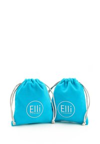 To runde turkise snoreposer lavet af blødt stof, med hvide cirkulære logoer og teksten "Elli by Julie & Grace."