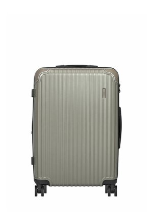 Twarda srebrna walizka z pionowymi żłobieniami, cztery czarne obrotowe kółka i górna rączka.