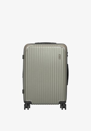 Twarda srebrna walizka z pionowymi żłobieniami, cztery czarne obrotowe kółka i górna rączka.