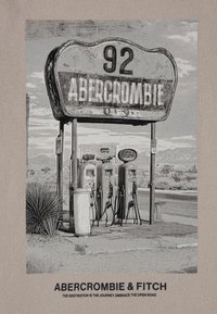 Γραφικό εκτύπωσης που απεικονίζει παλιομοδίτικο βενζινάδικο με το κείμενο "92 ABERCROMBIE" πάνω από αυτό. Κυριαρχεί μια σβησμένη παλέτα χρωμάτων, με φθαρμένες λεπτομέρειες.