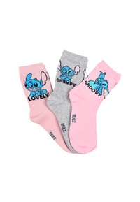 Tres pares de calcetines: rosa, gris y rosa claro. Cada uno tiene un personaje de dibujos animados azul con etiquetas de texto que dicen "ENCANTADOR," "GRUÑÓN," y "ESTILOSO."